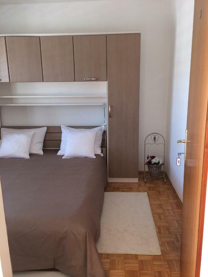 Apartments Villa Jusup Starigrad Paklenica Exterior photo